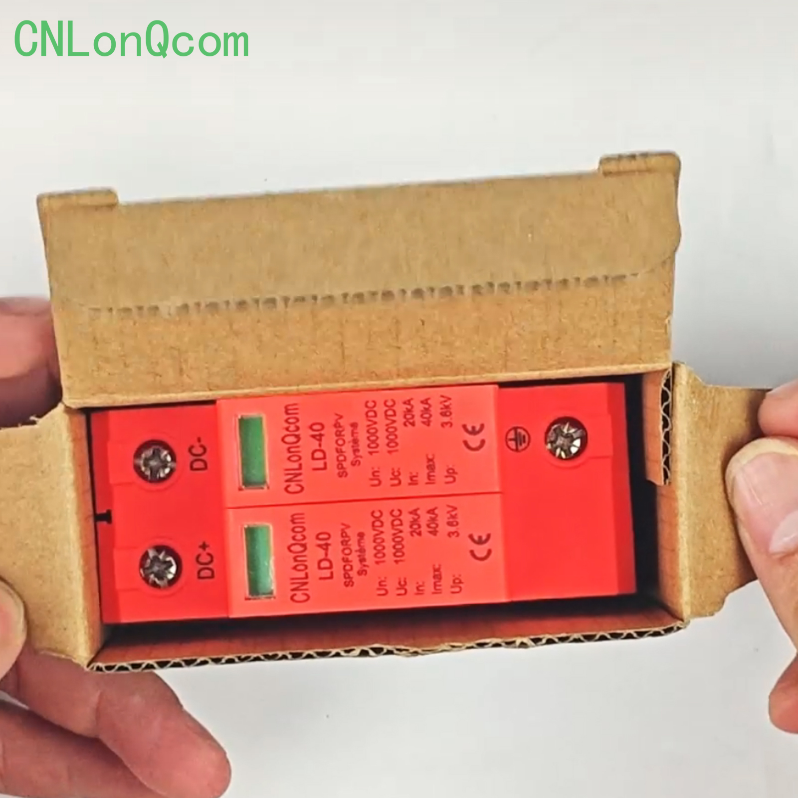 CNLonQcom LD-40 2P 1000V সোলার ডিসি সার্জ প্রোটেক্টর শোকেস করে